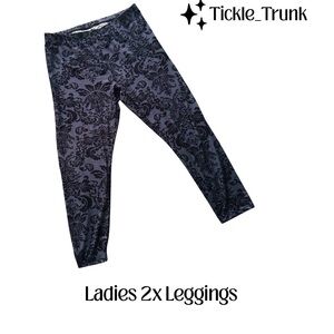 ⭐️ Ladies 2X Black and Gray Patterned Leggings